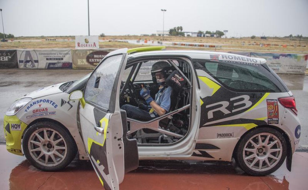 Carlos Boza, con su Citröen en el Karting de Talavera. 