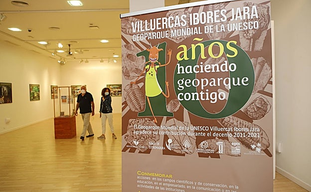 Exposición conmemorativa del décimo aniversario de la obtención del título que se puede ver estos días en la Sala Pintores 10, en Cáceres. 