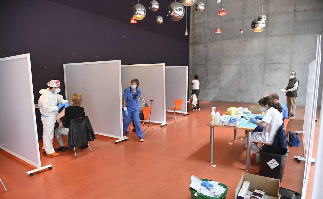 Interior del Palacio de Congresos durante la vacunación. 