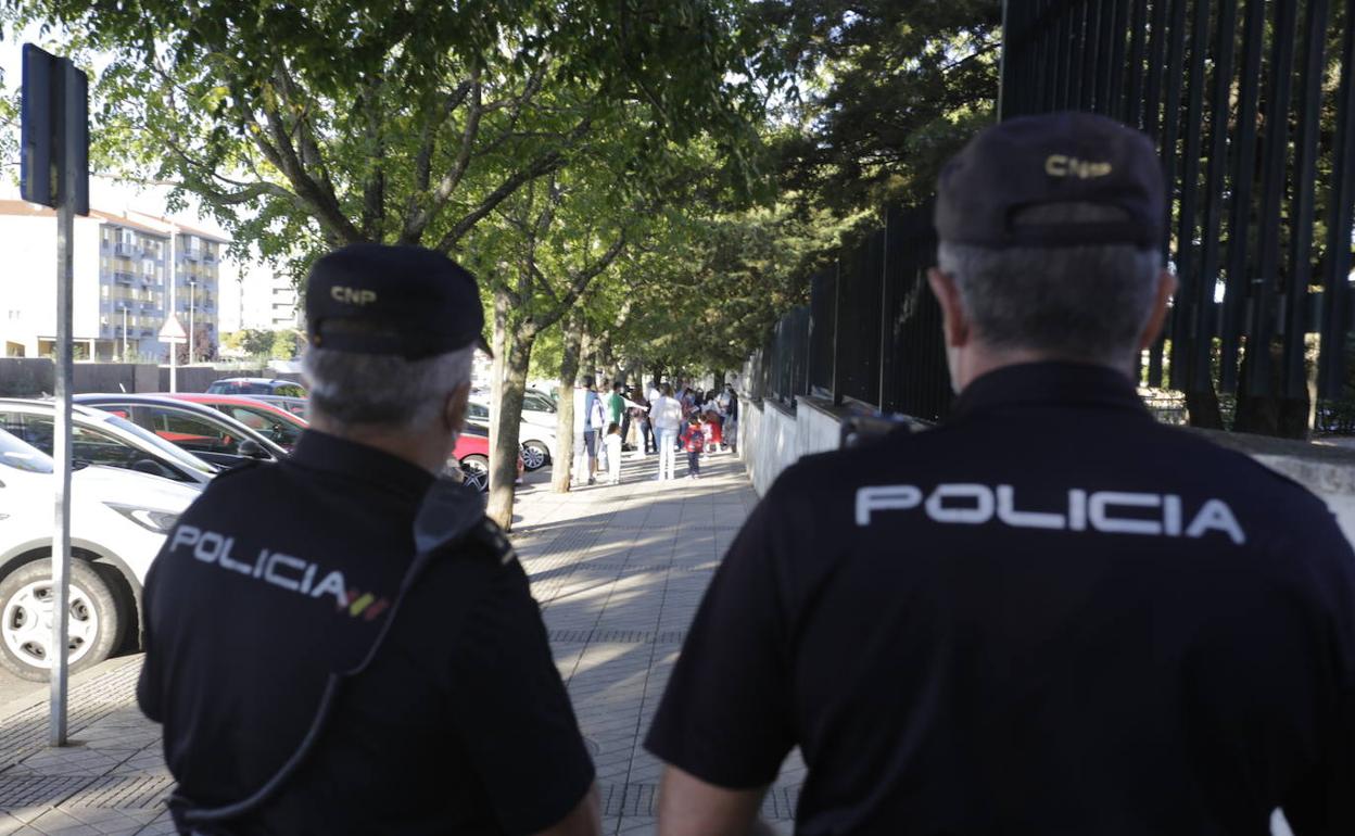 La Policía Nacional ha vigilado, de manera preventiva, la entrada a clase en el colegio Alba Plata. 