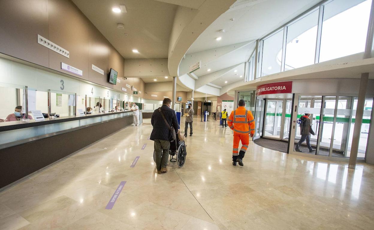 Vergeles garantiza que la segunda fase del hospital de Cáceres se hará con fondos europeos