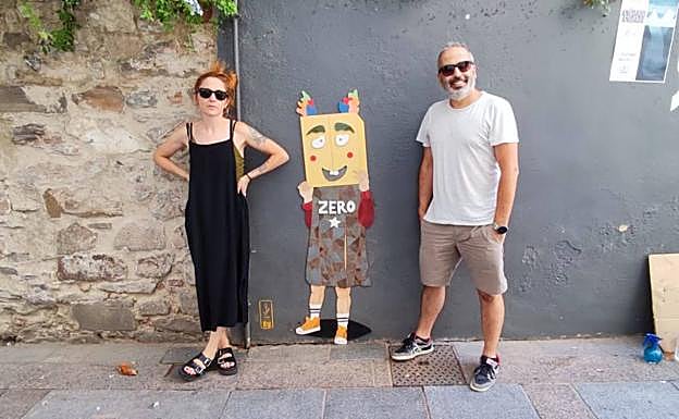 Rocío Vicente y Santiago Sánchez con su mosaico. 