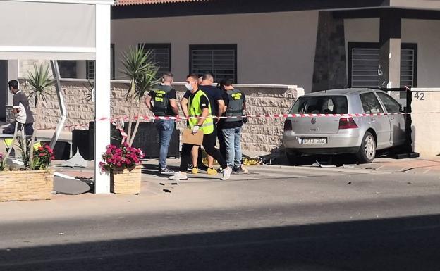 Imagen principal - Dos muertos al invadir un coche la terraza de un bar en Murcia