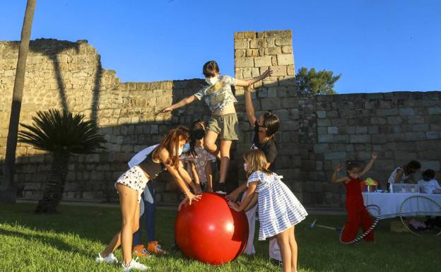 Un grupo de niños participa en las primeras actividades de la Noche del Patrimonio