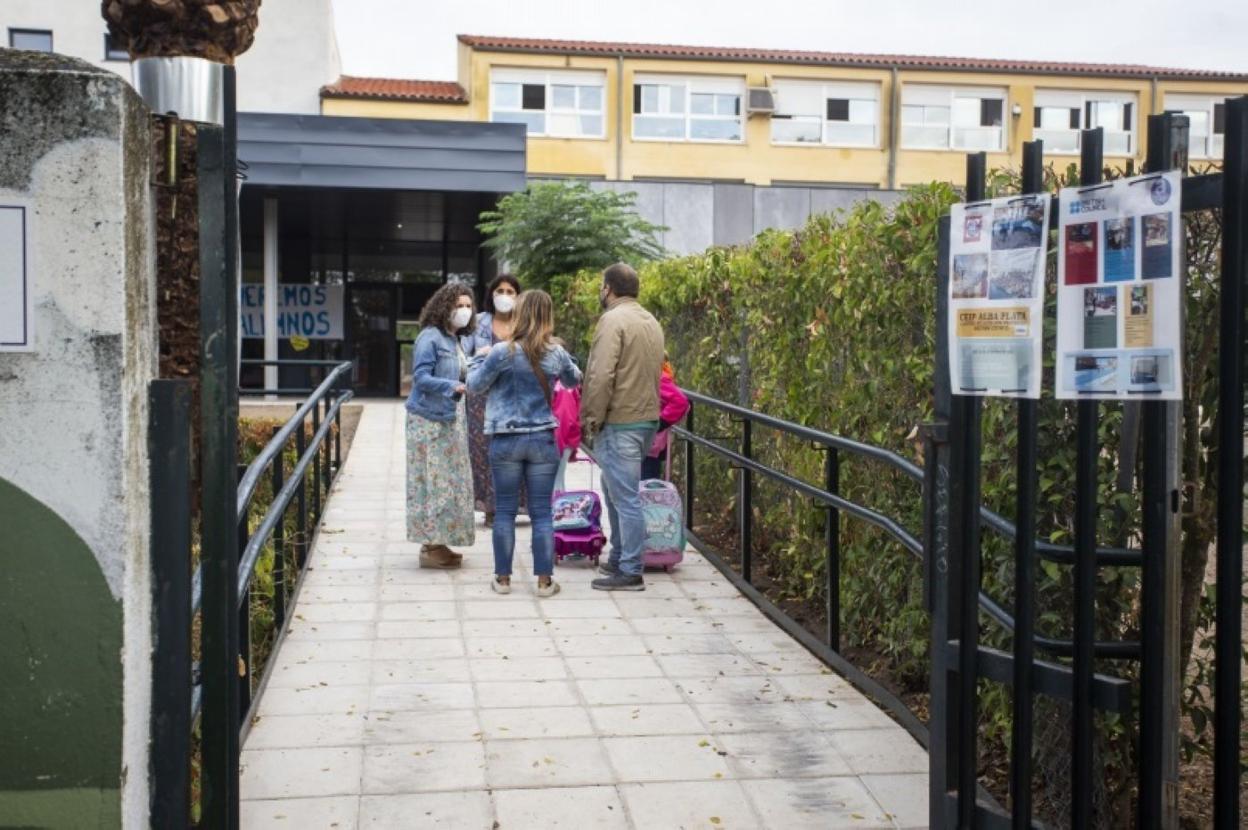 Profesoras del colegio Alba Plata conversan esta semana con la familia contraria a recibir clases con mascarilla. 