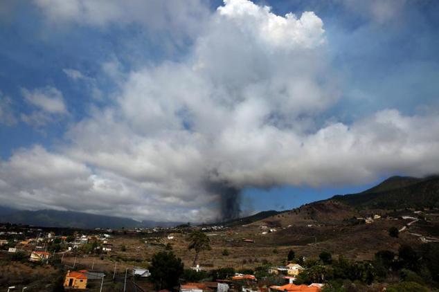 El monte Cumbre Vieja entra en erupción arrojando una columna de humo y ceniza.