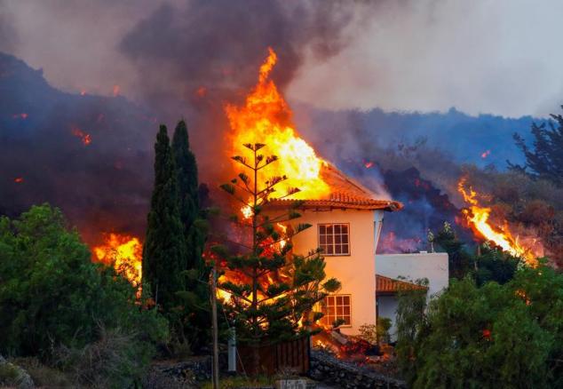 Una casa se quema debido a la lava de la erupción.