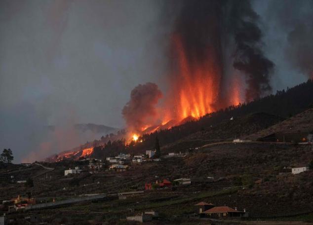 El Monte Cumbre Vieja entra en erupción arrojando columnas de humo, ceniza y lava.