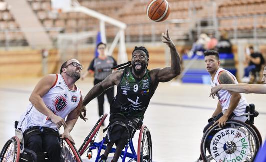 Matt Scott, en un partido contra Bilbao en La Granadilla. 