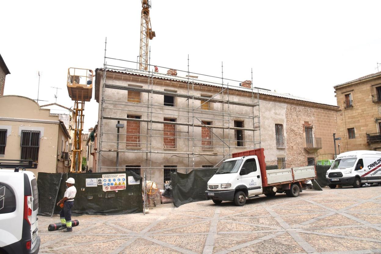 Operarios trabajan en la reforma y adecuación de los dos inmuebles de la calle Blanca. 