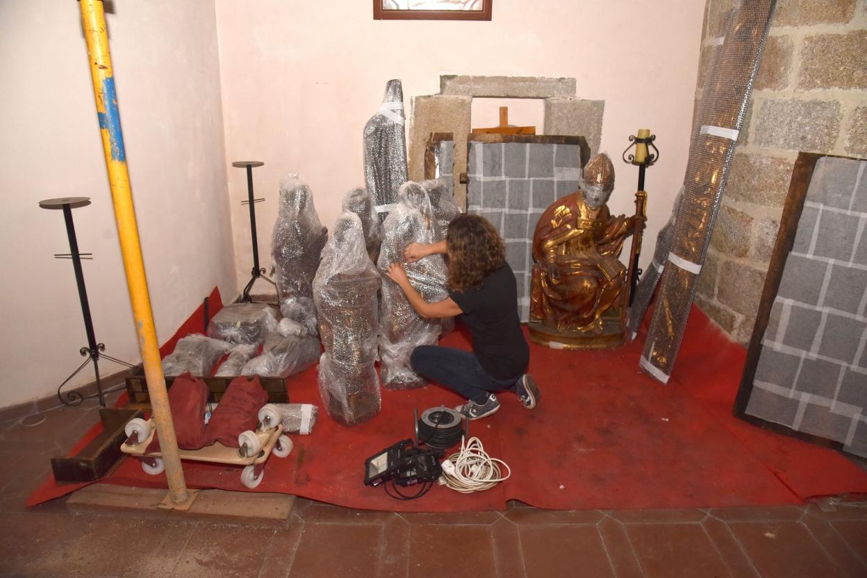 Una especialista prepara las piezas del retablo para su traslado. 