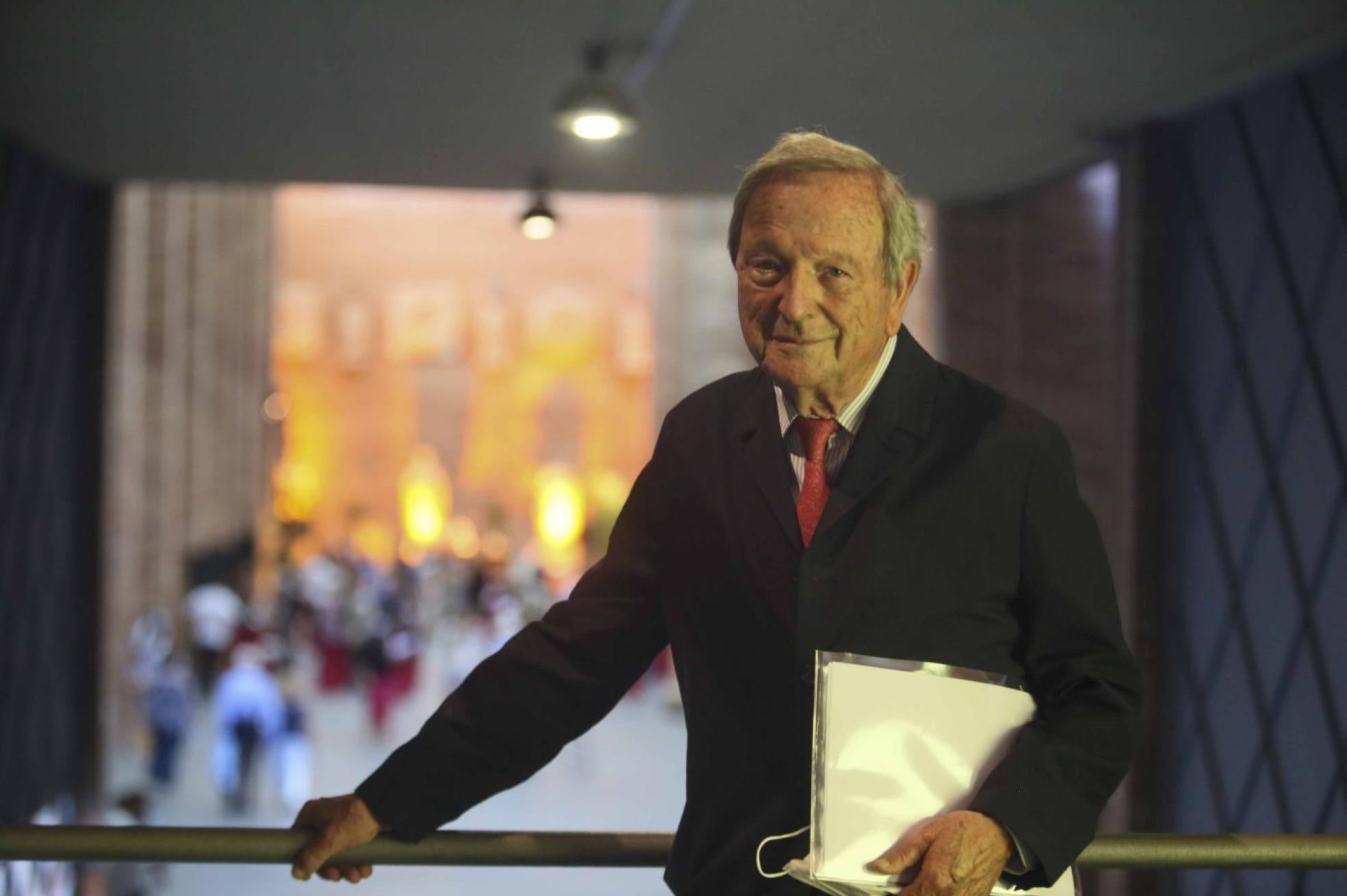 Rafael Moneo cruzando ayer la nave principal del edificio que diseñó. 