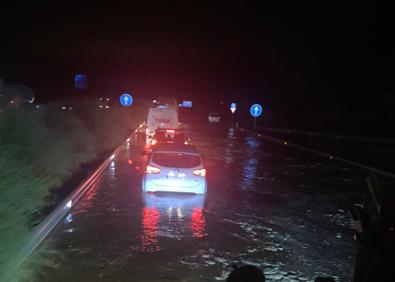 Imagen secundaria 1 - Inundaciones en la A-66 a la altura de Almendralejo.