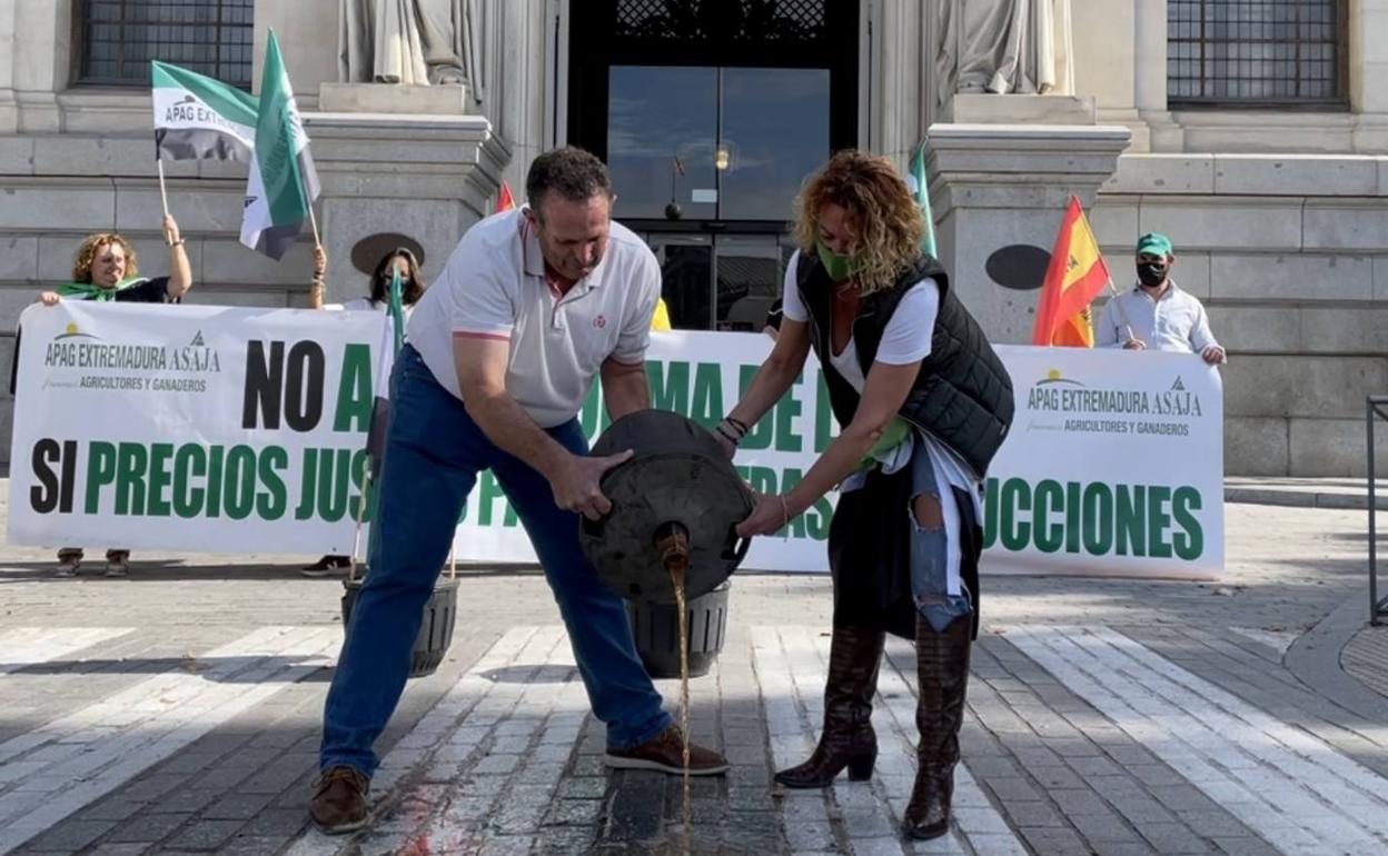 Manifestantes derramando vino a las puertas del Ministerio de Agricultura.