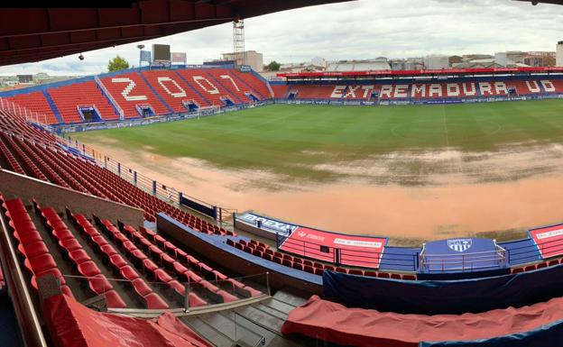 El césped del Francisco de la Hera de Almendralejo, anegado por la lluvia. 