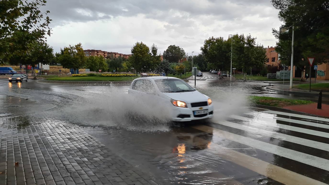 Un coche levanta una cortina de agua en Mérida