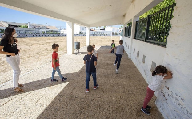 Jugando al escondite durante el recreo, en el enorme patio del centro, el pasado miércoles. 