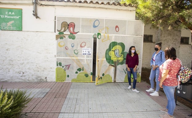 De izquierda a derecha, Vanesa Parejo, Almudena García y Raquel Pino esperan a sus hijos a la puerta del centro. 