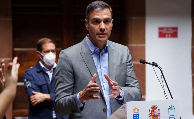 El presidente del Gobierno, Pedro Sánchez, durante la rueda de prensa que ofreció este viernes en Santa Cruz de La Palma.