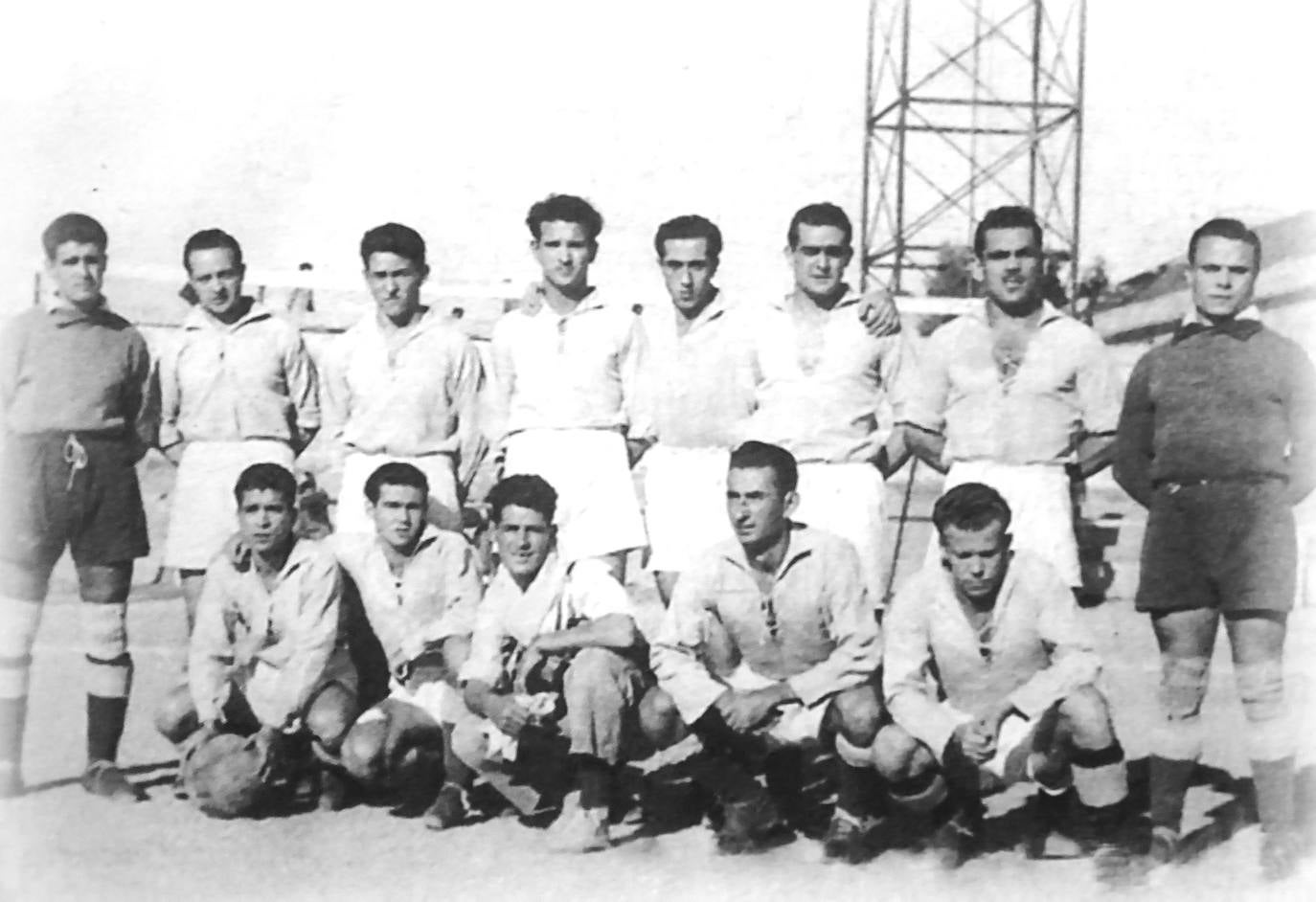 quipo del Cacereño de la temporada 1948-49. De pie: Nino, Perete, Alfonso, Biedmar, López, Navarro, Caro y Bilba. Agachados: Contreras, Paquito, Chuzo (masajista), Cabal y Trella.