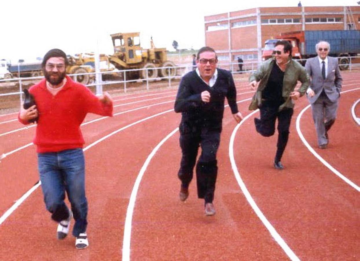 Peculiar 'inauguración' de las pistas de atletismo de El Cuartillo por periodistas deportivos. Corriendo en las calles: Paco Mangut, Carlos Tejado y David Santos