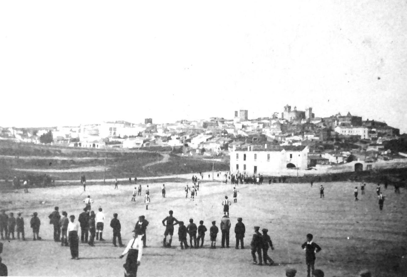 El Atenas contra el Mercantil en el campo de fútbol de El Rodeo. 