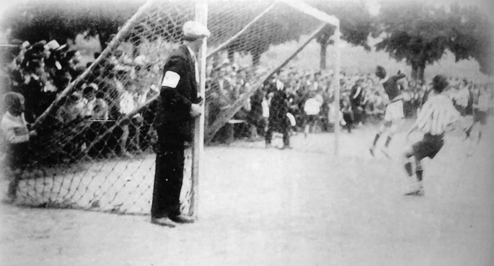 Un juez de gol en el campo de el Espíritu Santo.