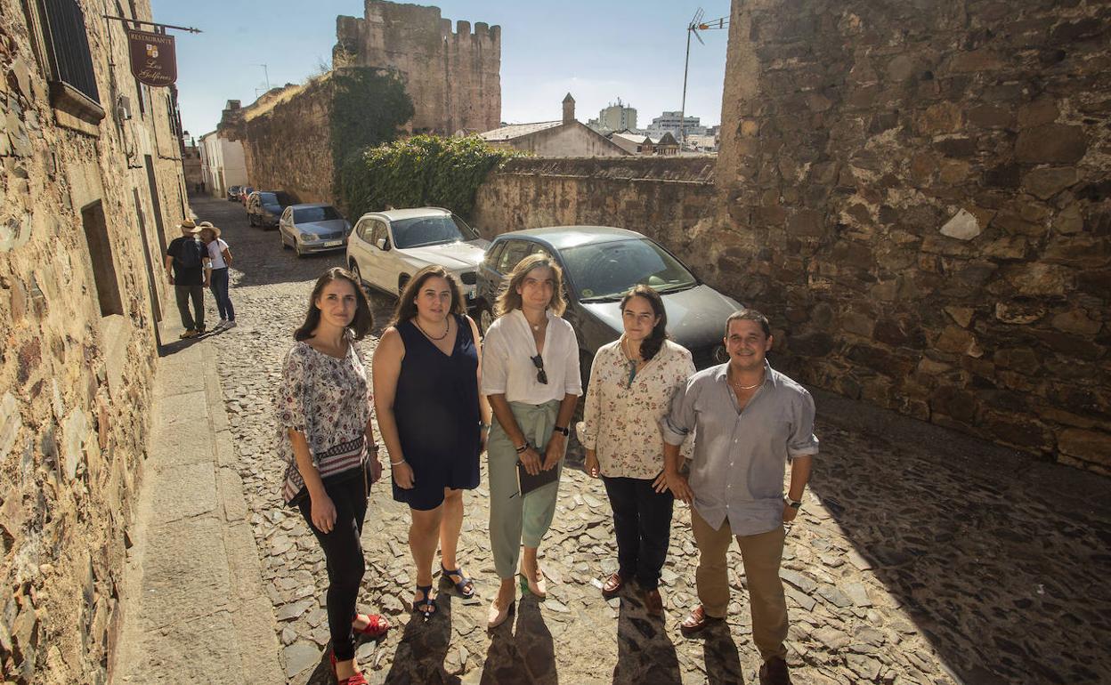 Arquitectos del equipo que firma el proyecto de restauración de la segunda fase de la muralla ante uno de los tramos que se va a recuperar. 