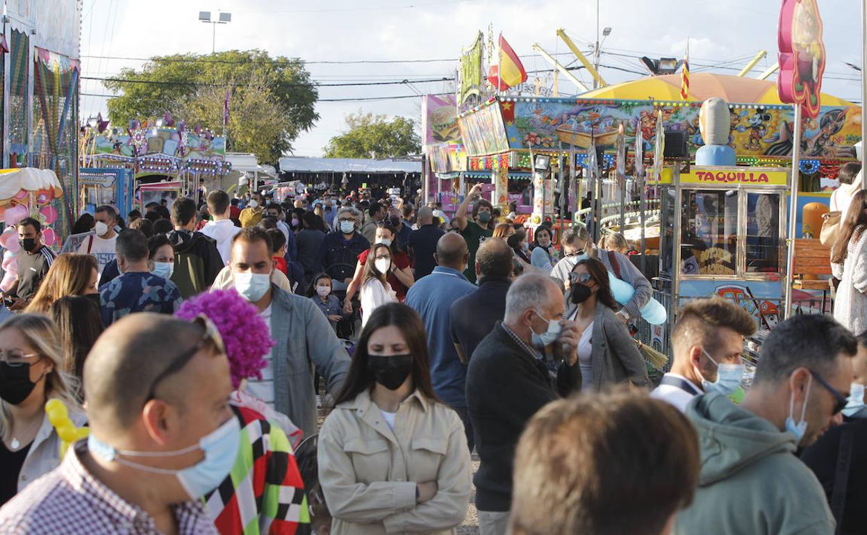 Aspecto de una de las calles del ferial, ayer por la tarde.