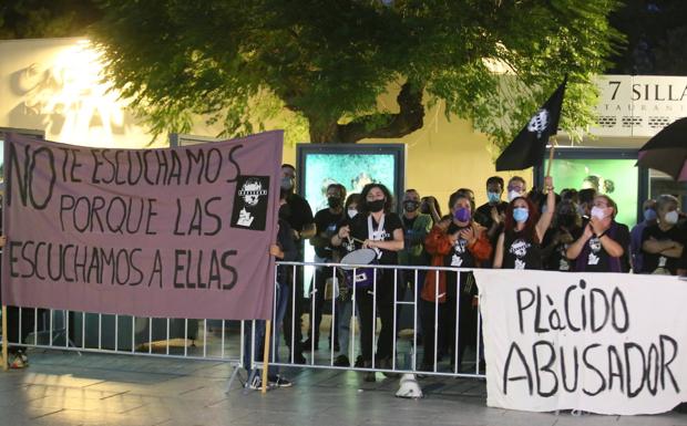 Medio centenar de personas se concentran frente al Teatro Romano de Mérida en rechazo al concierto de Plácido Domingo