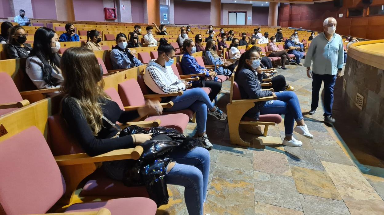 Javier Gallego, director del Legión V, camina entre los alumnos en la presentación del curso. 