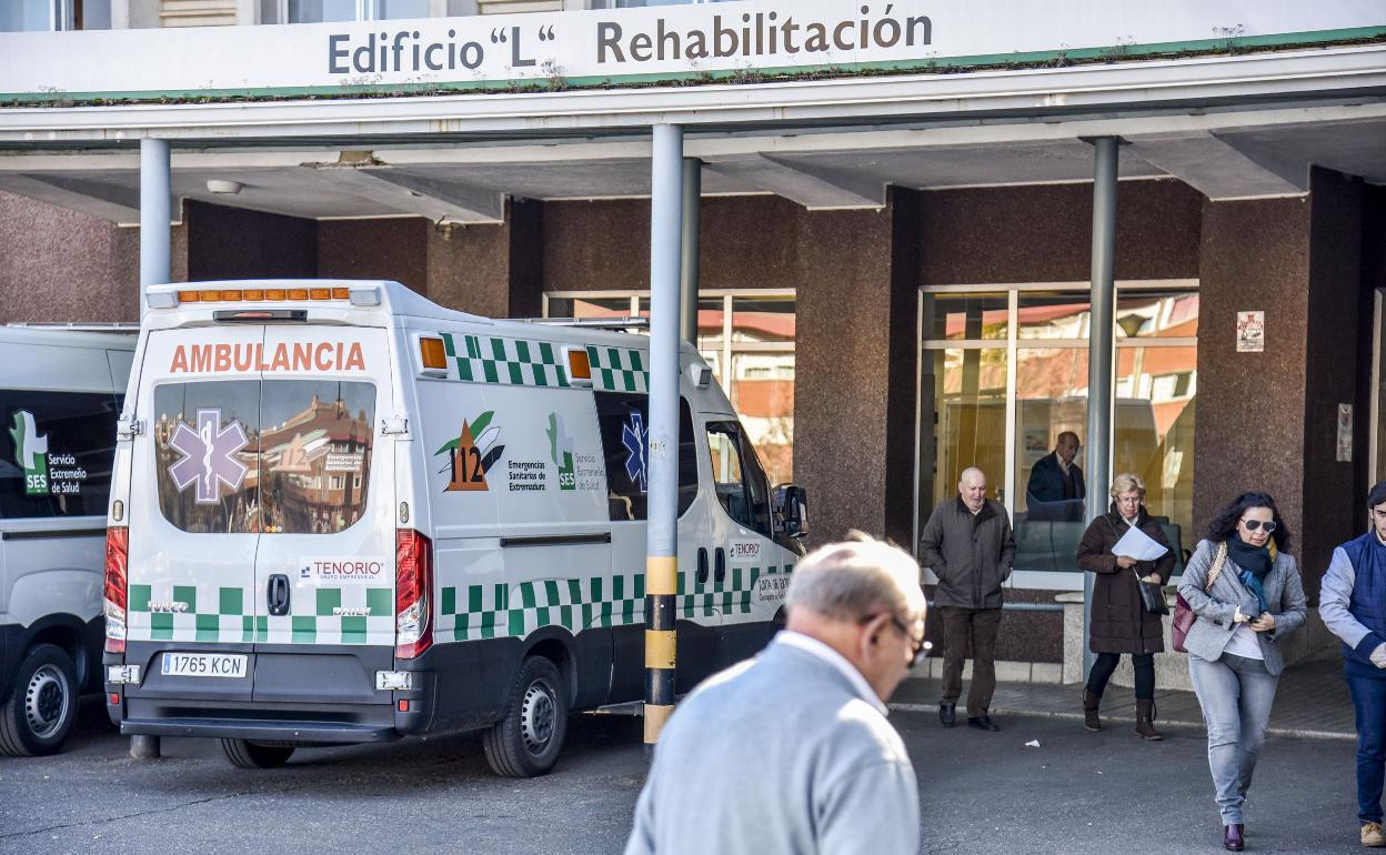 Ambulancia en el exterior del hospital Universitario de Badajoz