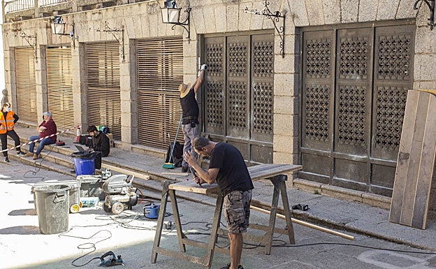Instalación de puertas de madera sobre los cerramientos de la cafetería de la Fundación Mercedes Calles. 