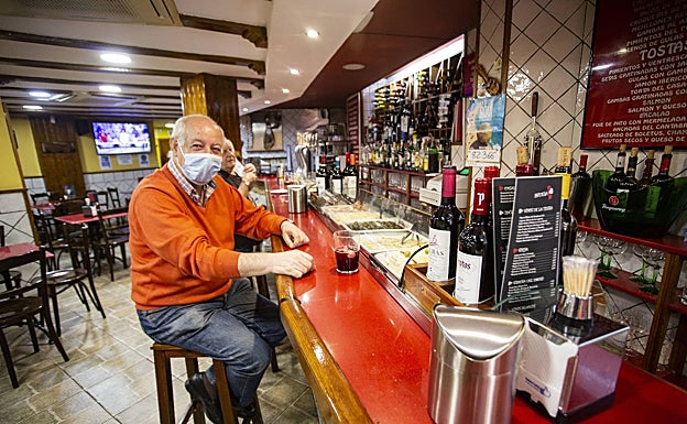 Varios clientes, al mediodía de este jueves, en la barra del bar Nuevo Cachito de Cáceres.