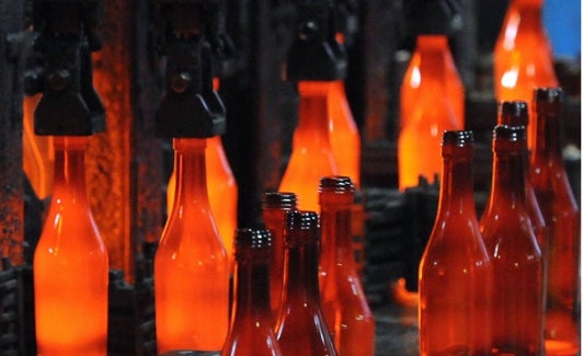 Botellas de vidrio en su proceso de fabricación en Villafranca. 