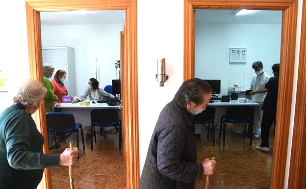 Irene Martínez (izquierda) y Julia Gómez, octogenarias, esperan su turno en el consultorio de Aldehuela.