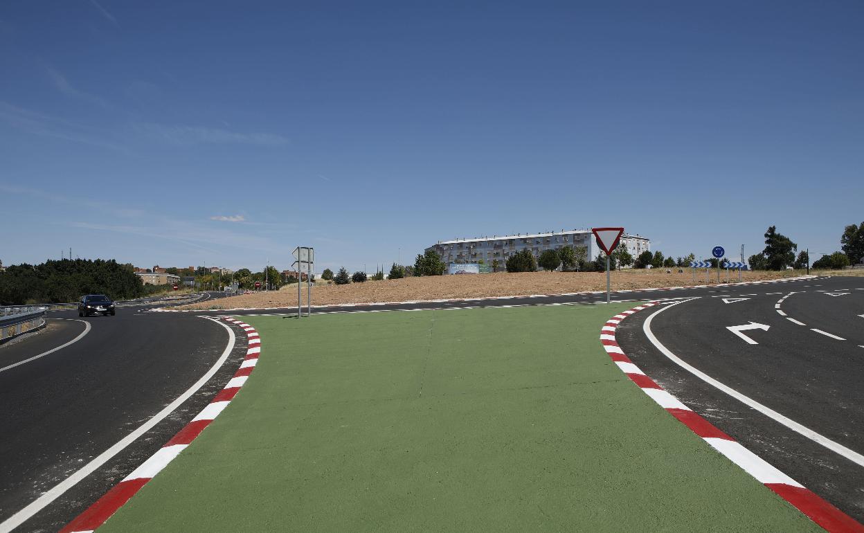 Glorieta de acceso a Aldea Moret con salida a la carretera de Badajoz, N-523, y cuya conversión en autovía sigue a la espera. 