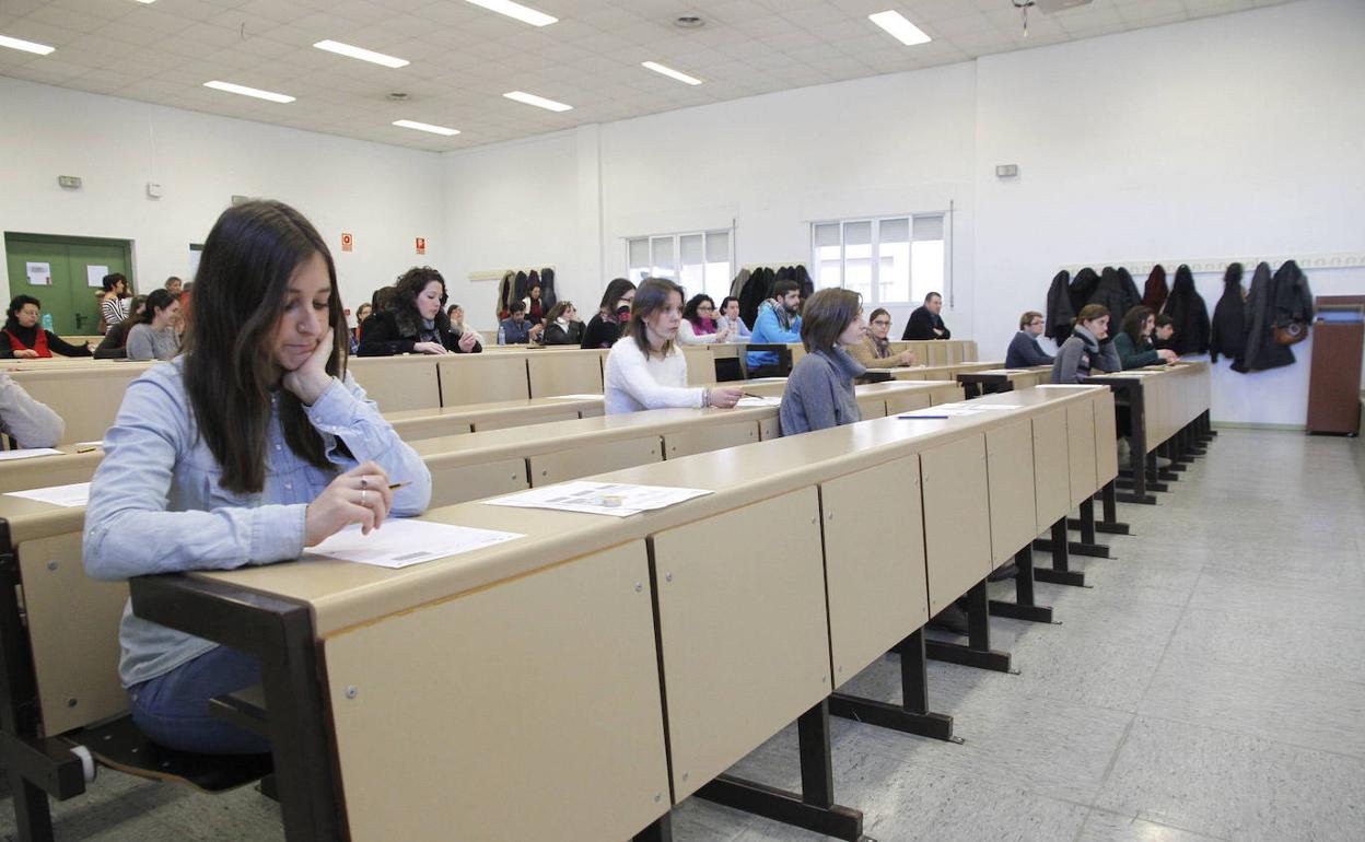 Aspirantes en la Facultad de Veterinaria de Cáceres en una de las oposiciones del SES. 