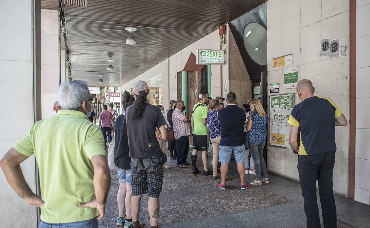El paro baja en Extremadura en septiembre pero también la afiliación