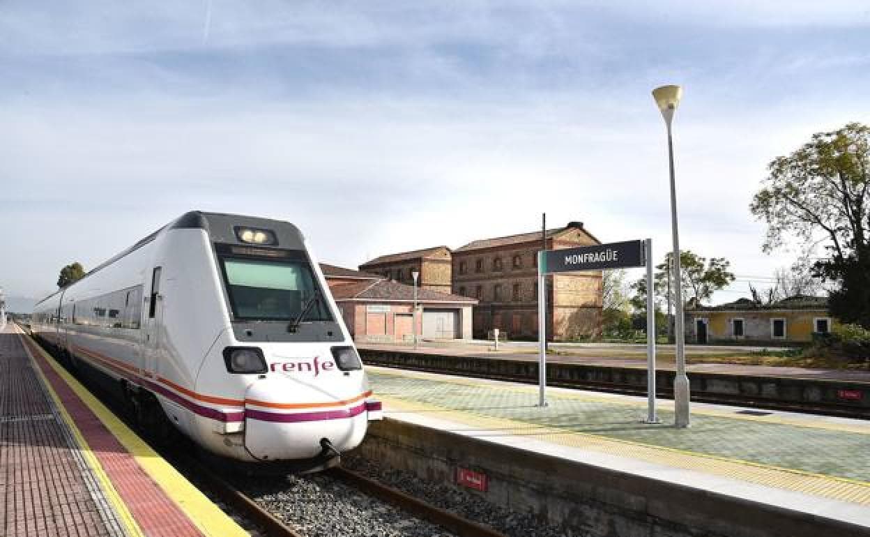 Autobuses y taxis trasladan a los pasajeros del tren Madrid-Cáceres tras no presentarse el maquinista