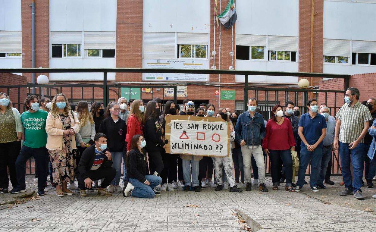 Alumnos y profesores del IES San Roque ayer, durante la protesta en las puertas del centro.