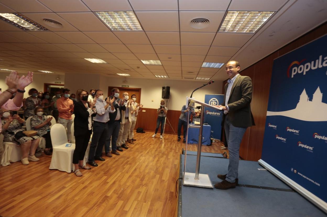 Rafael Mateos recibe el aplauso de sus compañeros de partido tras ser elegido. 