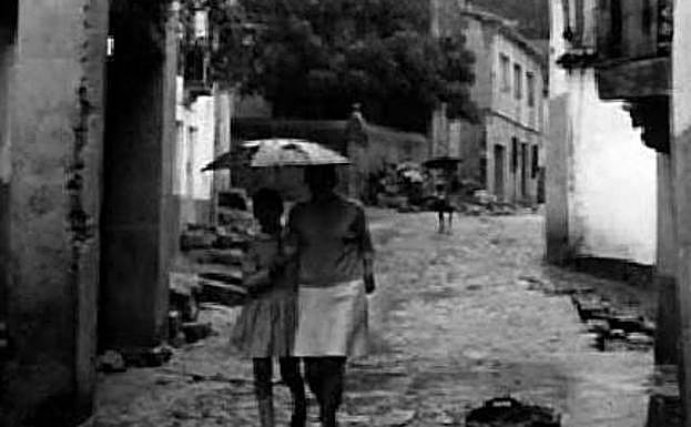 Imagen principal - Imagen antigua de El Torno y noticias aparecidas en la prensa extremeña de la época. 