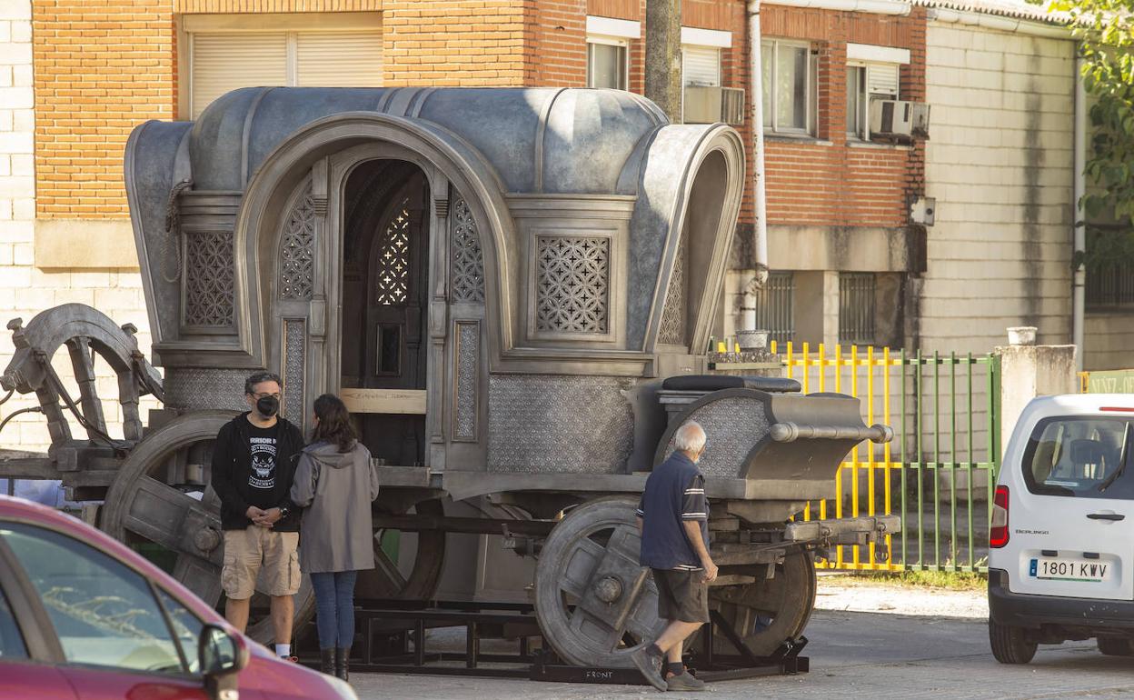 Una gran carroza que se usará en el rodaje de la serie de HBO, este viernes en el polígono Las Capellanías. 