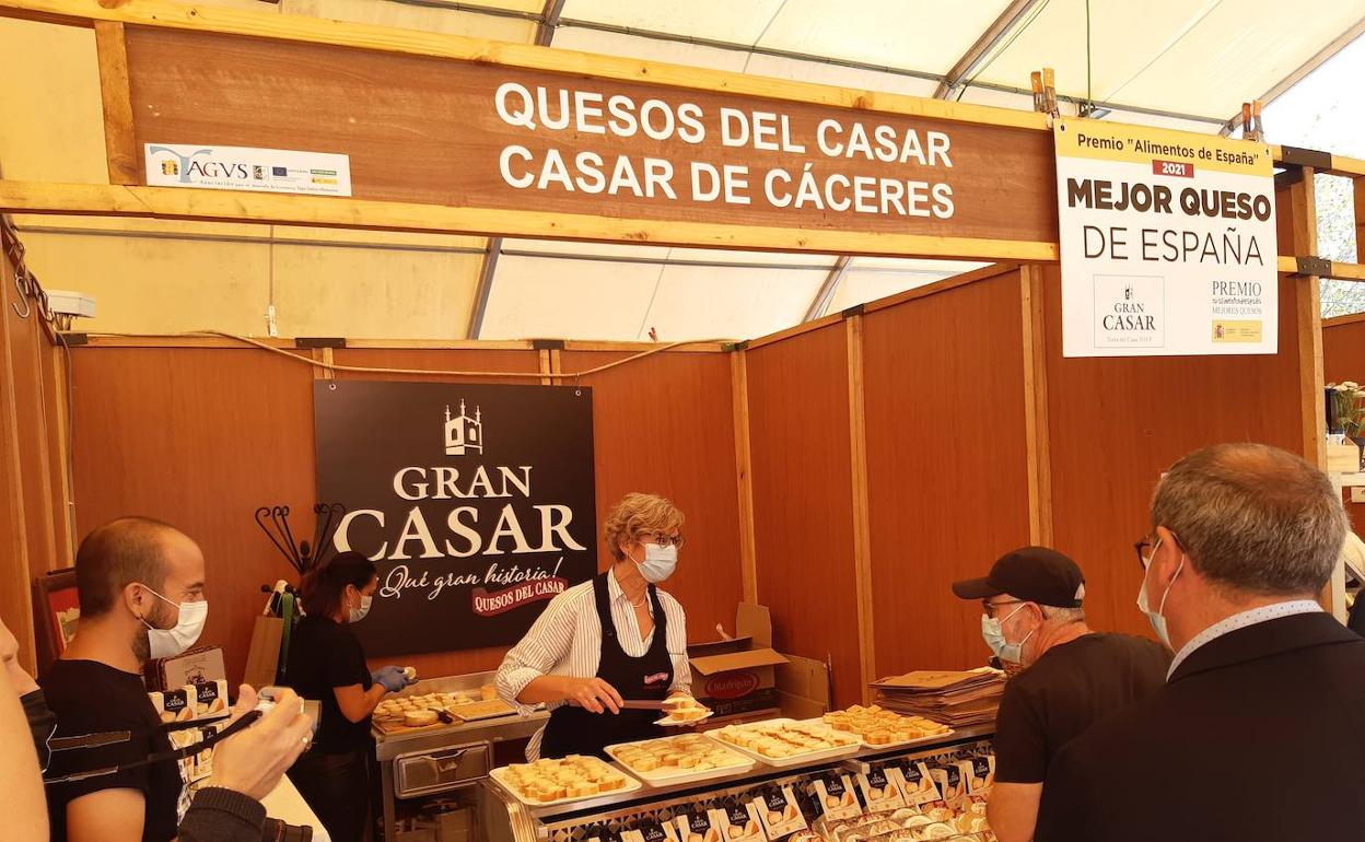 Degustación de quesos en la Feria inaugurada este sábado en Casar de Cáceres. 