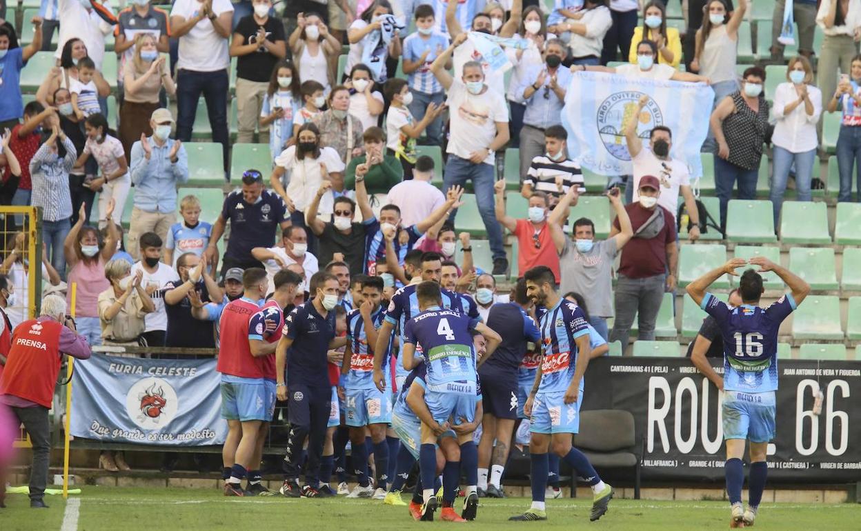 Los jugadores celestes celebran el tanto con sus aficionados desplazados.