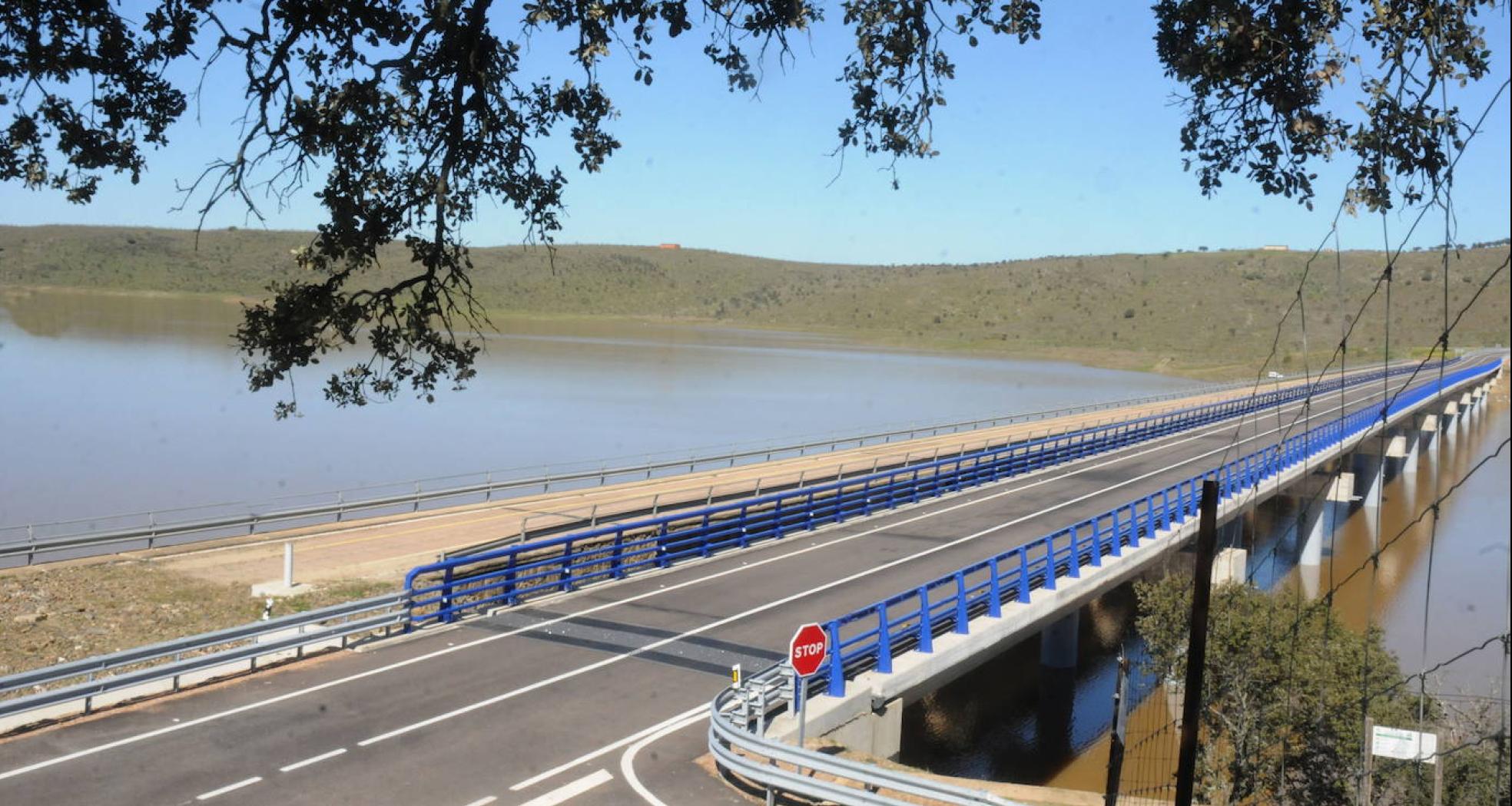 Terrenos de Elysium City junto al puente de la N-502, que los promotores esperan que se convierta en autovía.