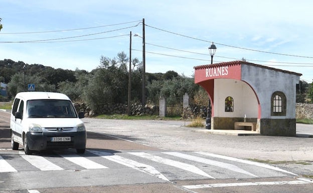 Parada de autobuses de Ruanes, al pie de la carretera. 