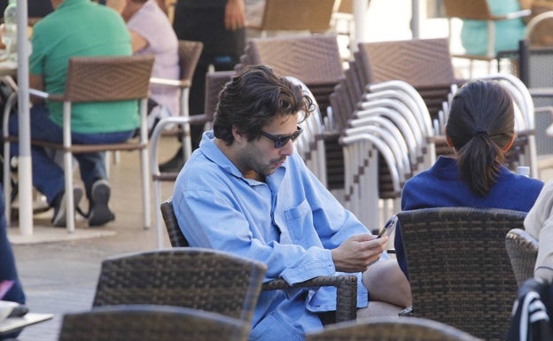 El actor Fabien Frankel, ayer en una terraza de la plaza de San Juan. 