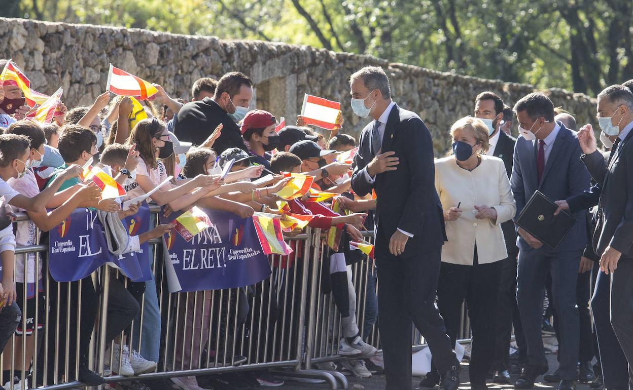 El público se ha congregado en torno a la entrada del Monasterio de Yuste para recibir a las autoridades. 